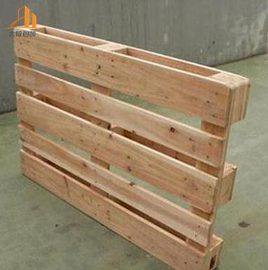 地腳板對(duì)木托盤廠家的作用