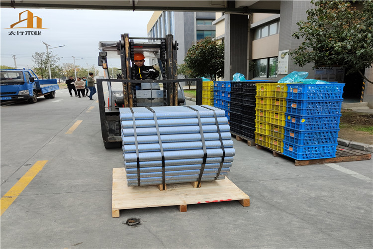 無(wú)錫金屬制品倉(cāng)庫(kù)貨架實(shí)木托盤(pán)