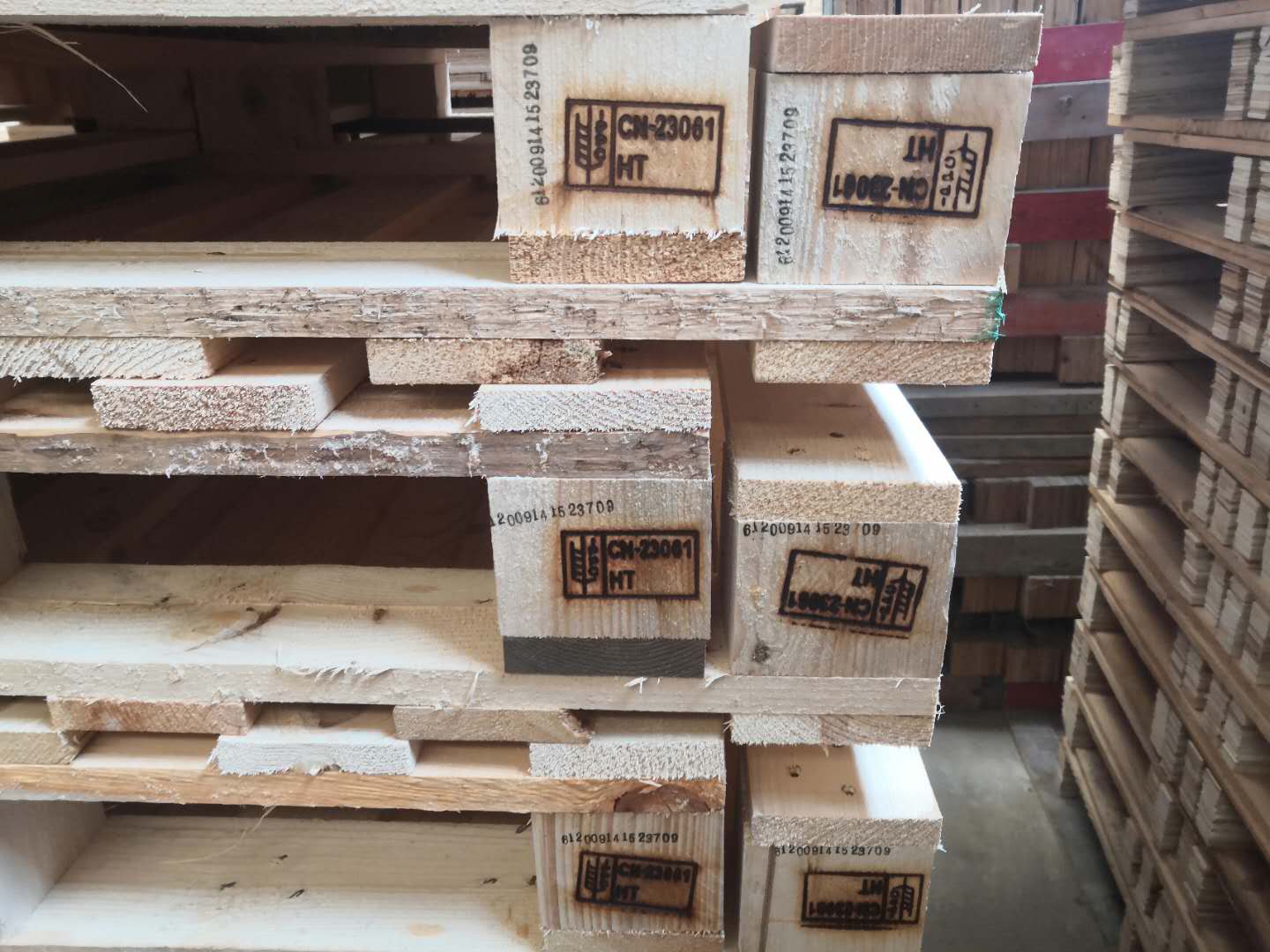 實(shí)木熏蒸托盤和歐標(biāo)托盤有啥區(qū)別？